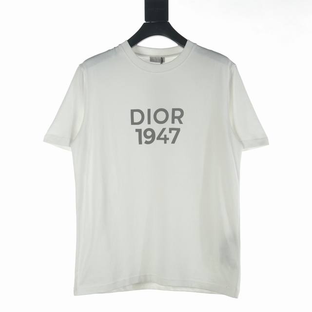 Dior 迪奥cd 1947印花短袖t恤 本款t恤是二零二四春季男装系列新品 展示 Dior 47 标志印花 向 Dior 承传以及这一具有历史意义的年份致敬